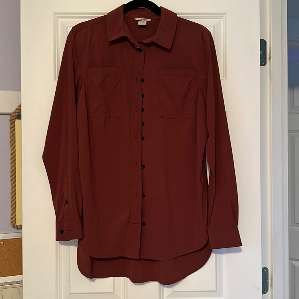 Duluth trading Company button down, stretch fabric, size medium, maroon …